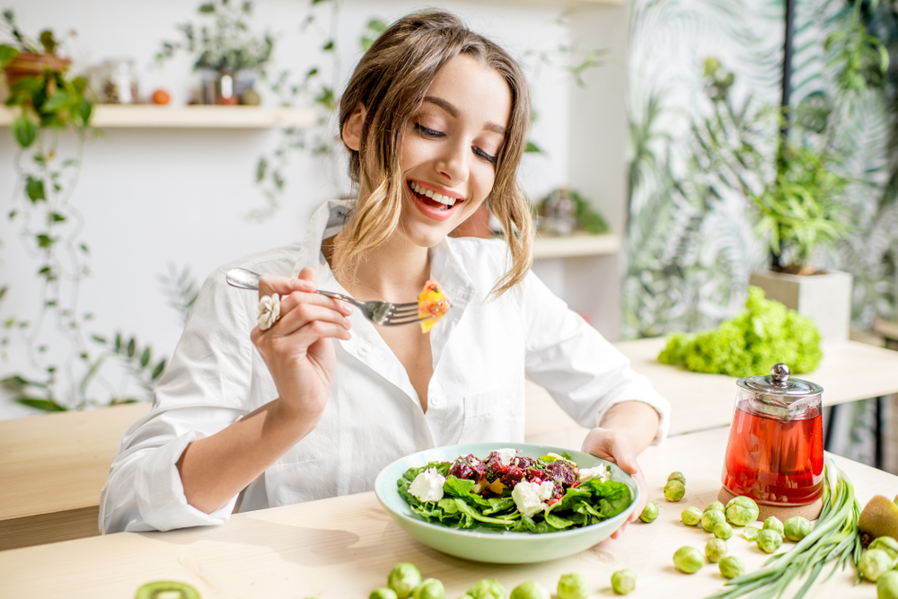 食生活に気をつける女性の写真