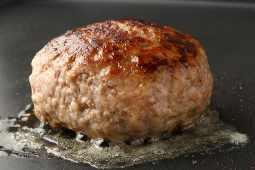 ハンバーグから出る肉汁の成分とは？食べても体に影響はない？