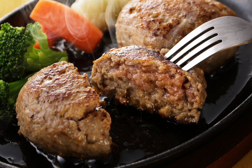 ハンバーグから出る肉汁の成分とは？食べても体に影響はない？